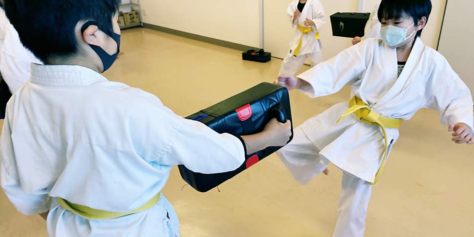 北戸田・美女木の空手教室 キッズクラスのミット練習